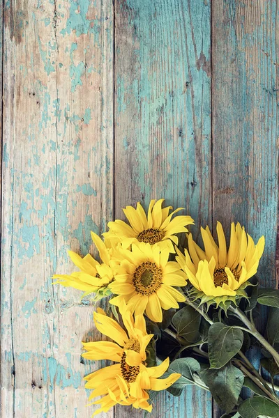 Фон з букетом жовтих соняшників на старому дерев'яному бої — стокове фото