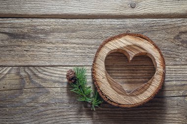 Oyma ahşap kalp ve koni arka plan o melez (bitki) şube