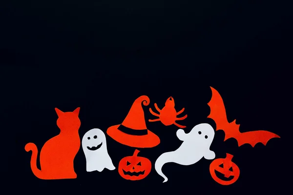 Хэллоуин на фоне призраков, кинжалов, летучих мышей, пауков, кошек и — стоковое фото
