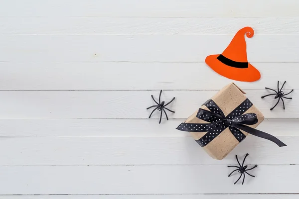 Hediye kutusu ve dekoratif örümcekler WHI Cadılar Bayramı arka plan — Stok fotoğraf