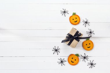 Hediye kutusu dekoratif kabaklar ve maça Cadılar Bayramı arka plan