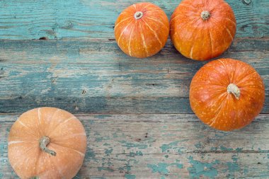 Arka plan eski boya ile ahşap kurullarında birkaç kabak ile. 