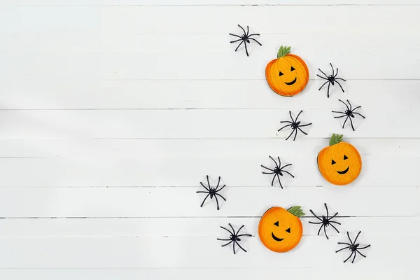 Halloween background with decorative pumpkins and spiders on whi — Stock Photo, Image