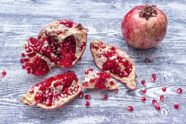 Taze sulu nar - tüm ve ahşap bir gri backgro üzerinde kesme