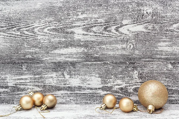 Pozadí s zlatý vánoční dekorace koule na šedé zalesněný — Stock fotografie