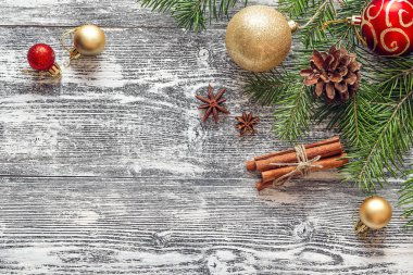 Çam dalları, süslemeleri ve baharatlar ile Noel arka plan. 