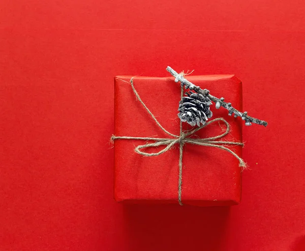 Kırmızı hediye kutusu bir şiş kırmızı arka plan ile. Noel backgrou — Stok fotoğraf