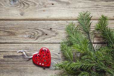 Çam dalları ve kırmızı Noel süsleri ol üzerinde arka plan