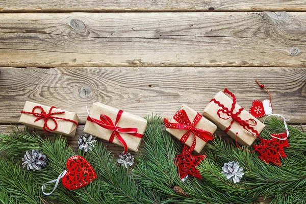 Granicy z gałęzi sosny, ozdoby świąteczne i prezent bo — Zdjęcie stockowe