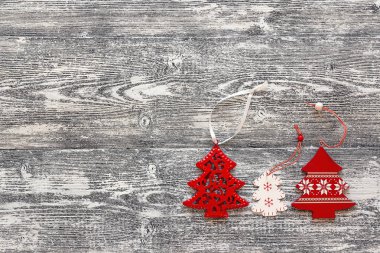 Arka plan gri ahşap b kırmızı Noel süsleri ağaçta ile