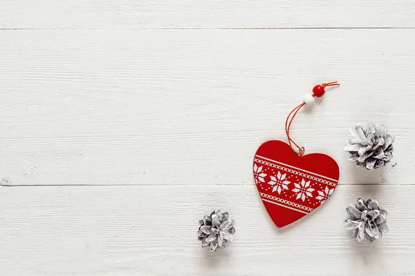 Χριστούγεννα διακόσμηση καρδιά και πεύκο κώνους σε λευκό πίνακες. Κορυφαία v — Φωτογραφία Αρχείου