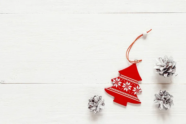 Decoración de Navidad abeto y conos de pino en tablas blancas. S — Foto de Stock