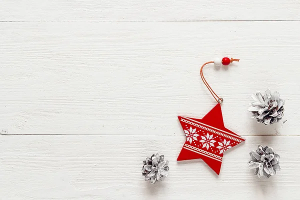 Estrella de la decoración de Navidad y conos de pino en tablas blancas. Parte superior vi — Foto de Stock