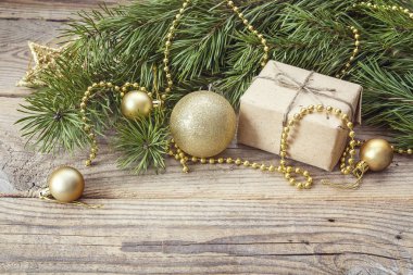 Çamın dalları, hediye kutusu ve altın de Noel arka plan