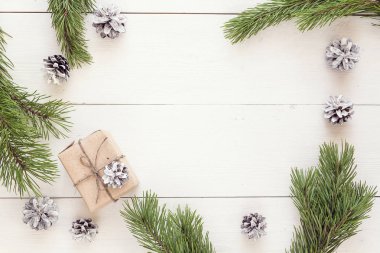 Noel hediyesi, çam kozalakları ve Beyaz ahşap masa dallarda. S