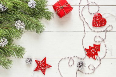 Çamın dalları ve Noel süslemeleri beyaz tahta masada. H