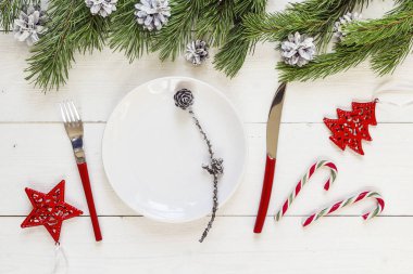 Boş levha, bıçak ve çatal, şekerler ve Noel decoratio