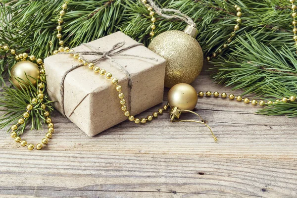 Boże Narodzenie tło z gałęzi sosny, pudełko i złote de — Zdjęcie stockowe