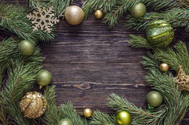 Çamın dalları ve Noel süslemeleri bir karanlık çerçeve