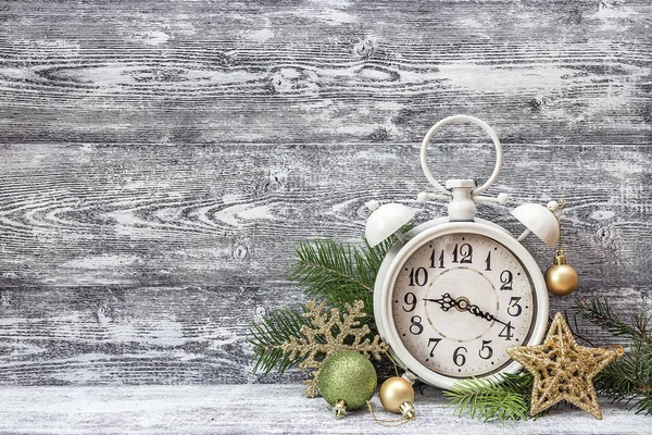 Christmas background with alarm clock, branches of fir tree and — Stock Photo, Image