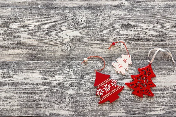 Hintergrund mit rotem Weihnachtsschmuck Bäume auf grauem Holz b — Stockfoto