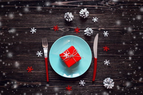 Mavi tabak hediye kutusu, kırmızı bıçak ve çatal ve Noel deco