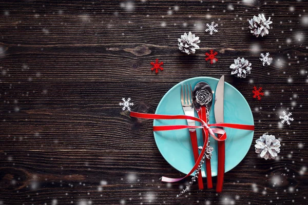 Boş mavi tabak, bıçak, kaşık ve çatal ile kırmızı kurdele, christm