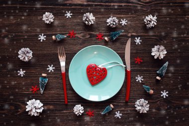 Mavi plaka kalp, kırmızı bıçak ve çatal ve Noel decorat