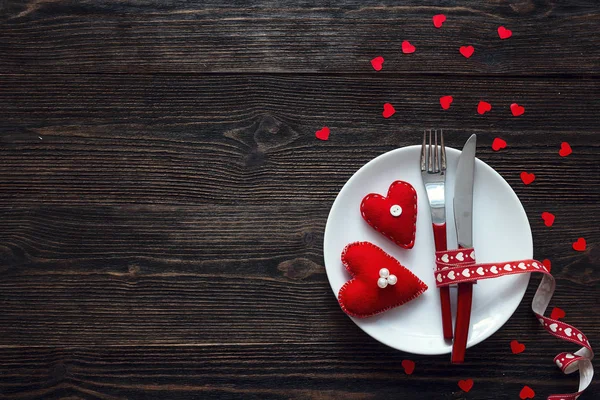 Festlig dukning för alla hjärtans dag med gaffel, kniv och h — Stockfoto
