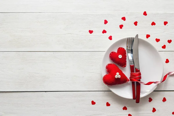 Apparecchiatura della tavola festiva per San Valentino con forchetta, coltello e h — Foto Stock