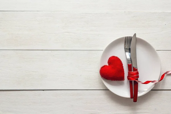 Apparecchiatura della tavola festiva per San Valentino con forchetta, coltello e h — Foto Stock