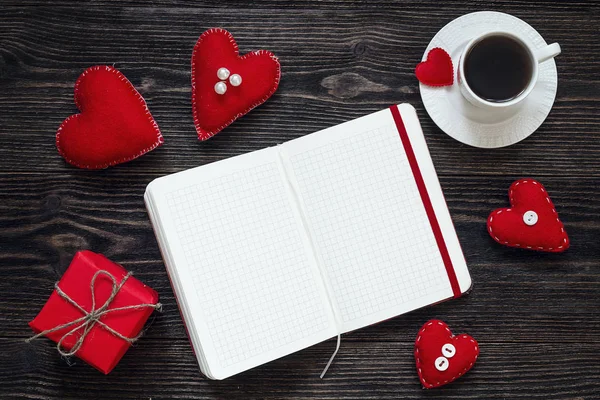 Caderno em branco aberto, caixa de presente com corações de Valentim e xícara de c — Fotografia de Stock