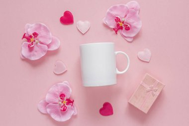 Beyaz kahve kupa orkide çiçekleri, hediye kutusu ve kalpleri bir p