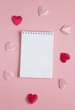 Açık boş defter ile bir pembe Kalpler.