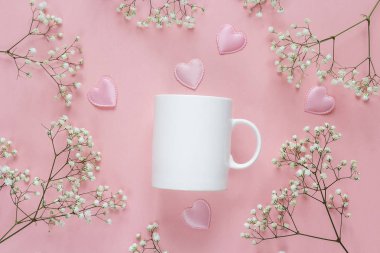 Hassas küçük beyaz çiçekler ve kalpleri o ile beyaz kahve kupa