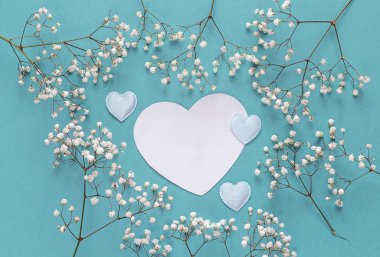 Boş kağıt kalp-kartı ile hassas küçük beyaz flowe çerçevesinde