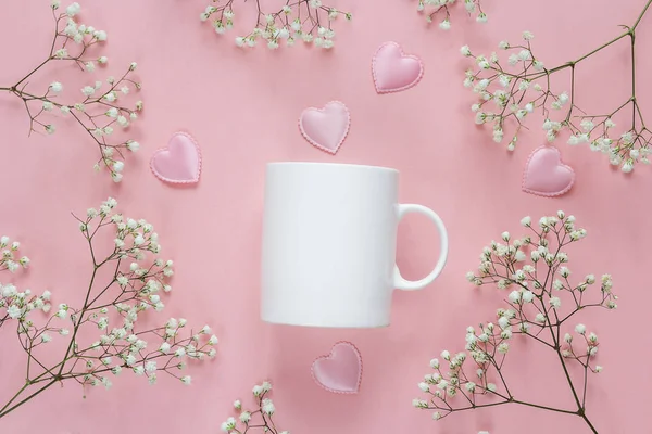 섬세 한 작은 흰 꽃과 하트와 화이트 커피잔 — 스톡 사진