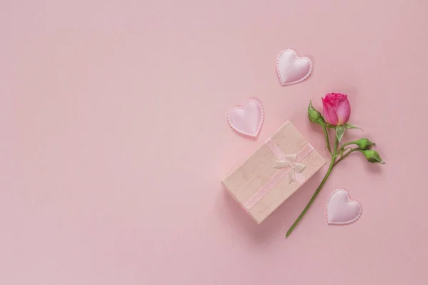 小玫瑰，礼品盒和粉红的底色上心。空间 — 图库照片