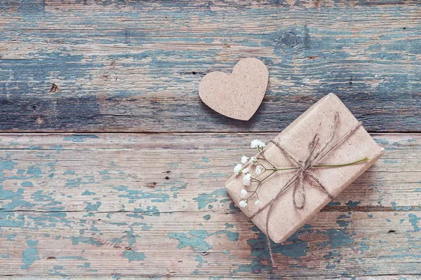 Scatola regalo rustica con fiore e cuore sul vecchio grunge dipinto — Foto Stock