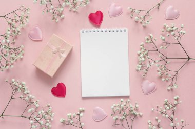 Açık boş defter ile hediye kutusu, küçük beyaz çiçek ve kalpler