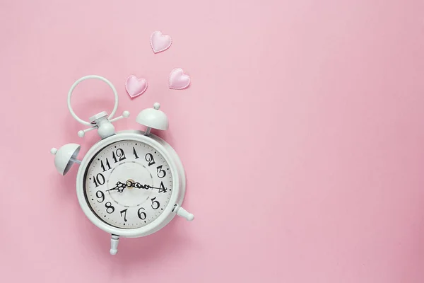 Φόντο με λευκό ρολόι συναγερμών και καρδιές σε ροζ. Θέση για — Φωτογραφία Αρχείου