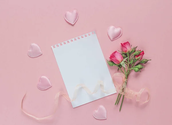 Κενή σελίδα σημειωματάριο με μικρό μπουκέτο με τριαντάφυλλα και καρδιές για ένα p — Φωτογραφία Αρχείου