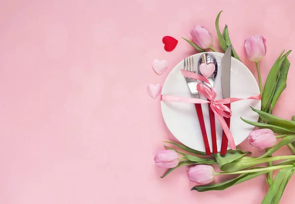 Festlig dukning med bestick, rosiga tulpaner och hjärtan på pi — Stockfoto