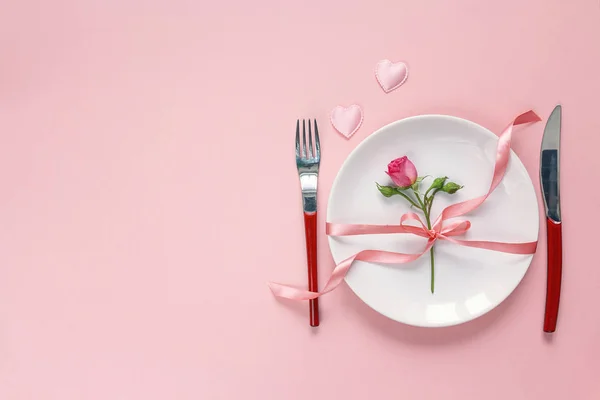 Apparecchiatura di tavola festiva con posate, piccola rosa e cuori su pi greco — Foto Stock