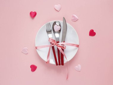 Sevgililer günü pink üzerinde çatal ile festival Tablo ayarı  