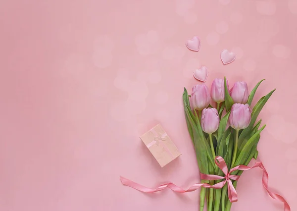 Sfondo romantico con bouquet di tulipani e confezione regalo rosa . — Foto Stock