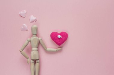 Klasik ahşap kukla Sevgililer günü için kumaş kalp tutan bir