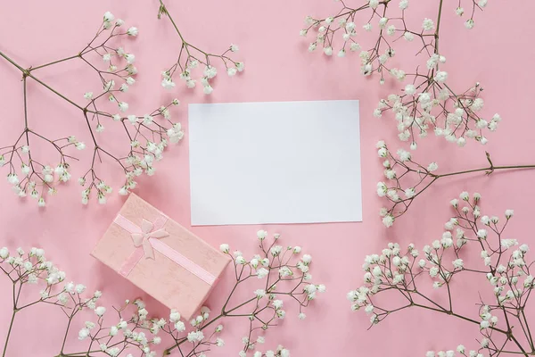 Tarjeta de papel en blanco con marco de delicadas florecitas blancas y — Foto de Stock