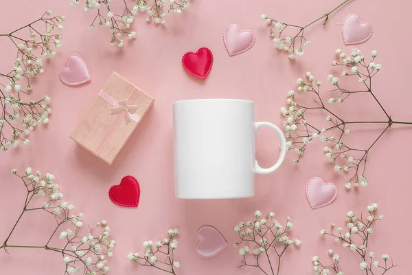 Taza de café blanco con pequeñas flores blancas, caja de regalo y corazones —  Fotos de Stock
