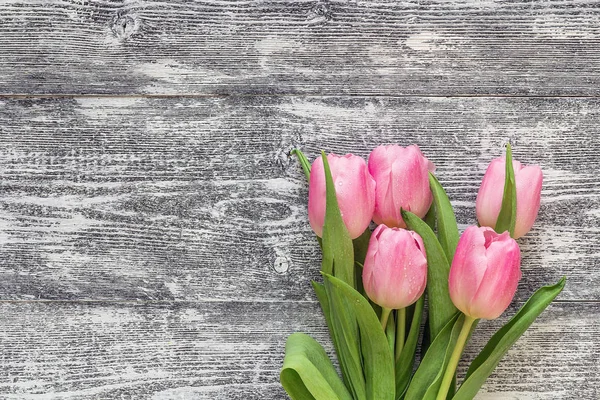 Fondo con ramo de tulipanes rosados sobre tablas de madera gris. Pl —  Fotos de Stock